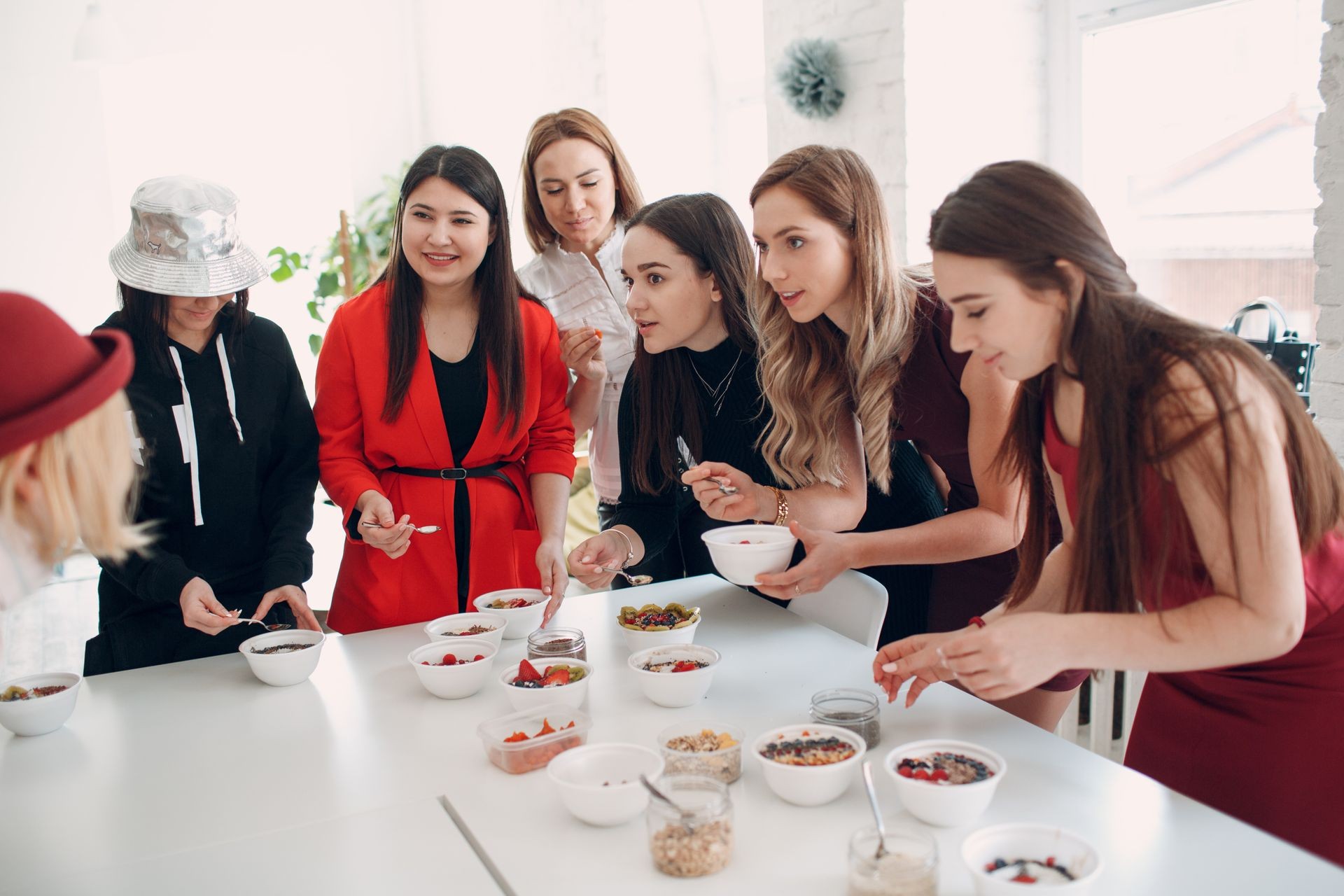 Healthy Food Master Class. Cooking Course. Nutritionist and students.